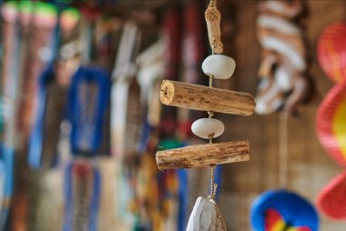 El yapımı ahşap Hediyelik eşya yıpranmış doğal doku ile oyulmuş. Renkli hediyeler, tatil güzel anılar. Sanat ve el sanatları pazarında Hatıra Eşyası. Seçici odak ve arka plan bulanık.