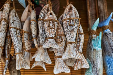 Hediyelik eşya arka plan. Seyahat ve Turizm kavramı. El sanatları dekorasyon ahşap oyma balık asılı. Sanat ve el sanatları Pazar. El sanatları dekorasyon açık piyasa içinde görüntüler. Seçici odak