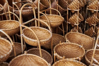 Bambu wickerwork sepetleri Asya pazar yeri. Doğal malzemeden el yapımı. Geleneksel el sanatları bir kırsal korumak için bambu el sanatları ürünleri.