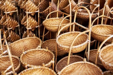  Bambu yapılmış sepet birçok tür. Sepeti hasır el yapımı. Geleneksel bambu doku. Satılık el yapımı wickerwork ürünler. El sanatları kavramı.