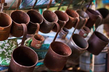 Eski Mutfak araçları seti. Retro ekipmanları pişirme. Kapalı bir bit pazarı Satılık çeşitli nesneler. Satılık ilginç eski şeylerden tam ekran görünümünü. Vintage çeşitli ikinci el nesneleri.