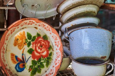 Eski Mutfak araçları seti. Retro ekipmanları pişirme. Kapalı bir bit pazarı Satılık çeşitli nesneler. Satılık ilginç eski şeylerden tam ekran görünümünü. Vintage çeşitli ikinci el nesneleri.