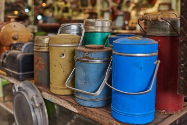 Termos şişe kullanılmış adl. Retro ekipman. Kapalı bir bit pazarı Satılık çeşitli nesneler. Satılık ilginç eski şeylerden tam ekran görünümünü. Vintage çeşitli ikinci el nesneleri.