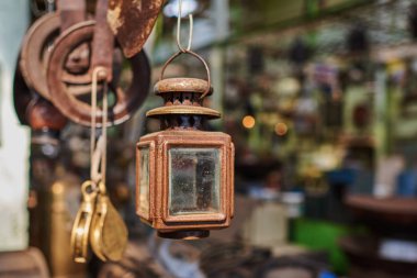 Vintage lambalar. Kapalı bir bit pazarı Satılık çeşitli vintage nesneler. Satılık ilginç eski şeylerden tam ekran görünümünü. Birçok vintage çeşitli ikinci el nesne grupları.