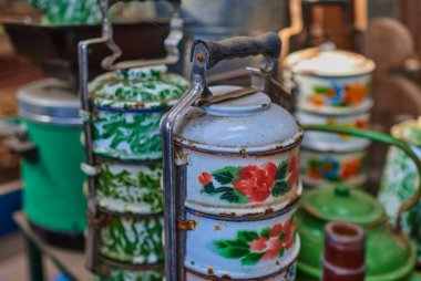 Eski Mutfak araçları seti. Retro ekipmanları pişirme. Kapalı bir bit pazarı Satılık çeşitli nesneler. Satılık ilginç eski şeylerden tam ekran görünümünü. Vintage çeşitli ikinci el nesneleri.