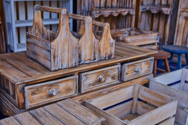 Bir mobilya çekmeceli görünümünü. Eski püskü vintage tarzı iç, mobilya rustik ahşap beyazlatılmış. Komodinin kolları ve tedavi edilmezse ahşap raflar ile üç çekmeceli ahşap yapılmış.