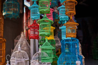 Renkli Hatıra arka plan. Birçok farklı boyutlarda, renkli, ahşap kafes kuşları için. Kuşlar için kümesler satış için mağaza tamamen çeşitli renkli el yapımı kafesleri ile doldurulur. Seçici odak.