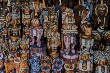 Tipik Hediyelik eşya dükkanı satan Hediyelik eşya ve el sanatları pazarında ünlü Ubud, Endonezya Bali. Bali dili Pazar. Ahşap ve yerel sakinlerinin el sanatları Hediyelik eşya. Ahşaptan yapılmış ahşap heykeller.