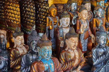 Tipik Hediyelik eşya dükkanı satan Hediyelik eşya ve el sanatları pazarında ünlü Ubud, Endonezya Bali. Bali dili Pazar. Ahşap ve yerel sakinlerinin el sanatları Hediyelik eşya. Ahşaptan yapılmış ahşap heykeller.