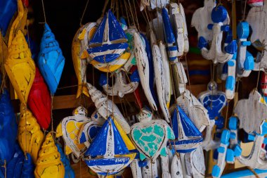 Hediyelik eşya arka plan. Seyahat ve Turizm kavramı. El sanatları dekorasyon ahşap oyma oyuncak asılı. Sanat ve el sanatları Pazar. El sanatları dekorasyon açık piyasa içinde görüntüler. Seçici odak