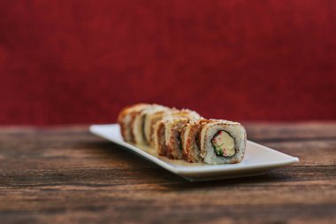 Suşi roll somon balığı, yılanbalığı, buzağı havyar ve peynir ile. Sushi Menüsü. Japon yemekleri. Suşi koyu arka plan üzerinde. Japon mutfağı, sushi seti: suşi ve suşi rulo ahşap plaka üzerinde seçici odak.