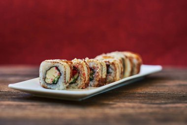 Suşi roll somon balığı, yılanbalığı, buzağı havyar ve peynir ile. Sushi Menüsü. Japon yemekleri. Suşi koyu arka plan üzerinde. Japon mutfağı, sushi seti: suşi ve suşi rulo ahşap plaka üzerinde seçici odak.
