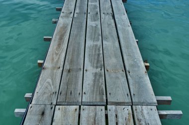 Kimse ile eski ahşap köprü pier kullanın doğal arka plan, zemin ve çok amaçlı deniz sahne için.