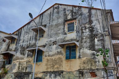 Eski duvar ile soyulması boya, çizik lekeli sıva ve kapalı pencereler - urban Decay grunge arka plan.