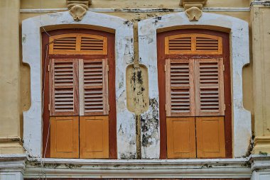 Bazı giyim gösterilen ahşap Panjur ile penceresini kapat.