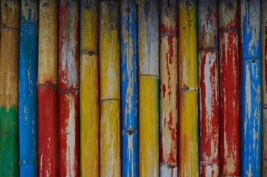 Eski yıpranmış Bambu duvar, farklı renklerde boyanmış. Bambu yüzeyi. Soyut sanat duvar reklam. Vintage bambu doku. Eko Stil. Bambu duvar eski yıpranmış boya ile. 