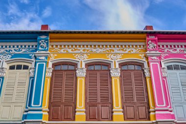 Koloni tarzı binalar tarihi merkezi panjurları windows ile.