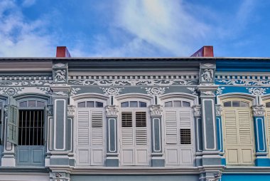 Cephe panjurları windows ve dekoratif öğeler ile sömürge tarzında. 