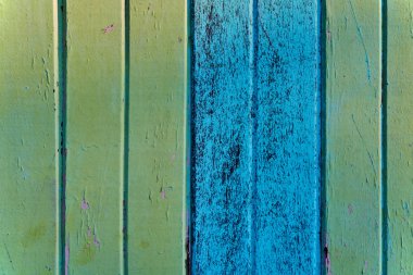 Arka planlar ve doku kavramı - arka planda mavi ve yeşil boyalı eski ahşap çit.
