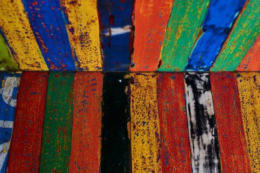 Yaratıcı ahşap arka plan. Desenli ve doku arka planını parlak renkli plakalar. Oda iç vintage renkli ahşap zemin ile. Renkli renk ahşap duvar sanatı. Yıpranmış boyalı ahşap.