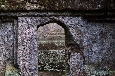 Gunung Kawi Tapınağı ve Candi (türbelerin) Bali, Endonezya, ormanda. Ormanın eski tapınaklarda. Antik tapınak kalıntıları. Tapınak taş oyma. Öğeleri antik taş.