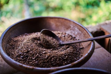 Kahve çekirdekleri bir çiftlikte kavurma geleneksel yöntemi. Fasulye yemiş ve misk kedisi tarafından faillerden üretilen. Dünyanın en pahalı kahve lütfen. Seçici odak.