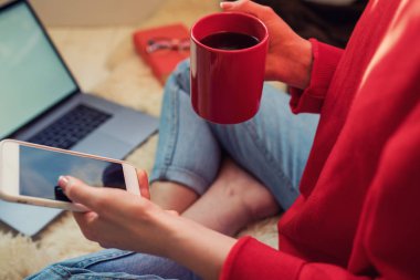 Dizüstü bilgisayar ve smartphone konulu bir sunum okuma öğrenci kız. Genç kadın, iç dizüstü bilgisayar kullanarak. Onun posta kutusu denetimi sabah erken kızdan. Genç akıllı kız öğrenci on-line bilgisayar yolu ile öğrenme.