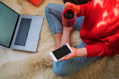 Dizüstü bilgisayar ve smartphone konulu bir sunum okuma öğrenci kız. Genç kadın, iç dizüstü bilgisayar kullanarak. Onun posta kutusu denetimi sabah erken kızdan. Genç akıllı kız öğrenci on-line bilgisayar yolu ile öğrenme.