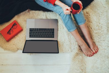 Akıllı kadın oturma açık not defteri ile kopya alanı perde metin iletiniz için. Genç kadın laptop arıyorum. Laptop kahve ile bir ahşap zemin üzerinde oturan kız elinde üstten görünüm.
