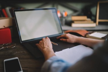 Kadın onu şirket internet sitesini kontrol edin. Kadın eller, tipik dizüstü bilgisayar ile boş perde sahte şablon arka plan kurmak için arka plan iş teknoloji ve yaşam tarzı kavramı. Seçici odak.