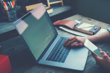 Dişinin el görünümünü. Bir onu içinde onun laptop üzerinde çalışan kadın Atölyesi, dikiz iş kadın el ofis masası dizüstü bilgisayar kullanarak meşgul. Not defteri tahta masada oturan genç kadın yazar.
