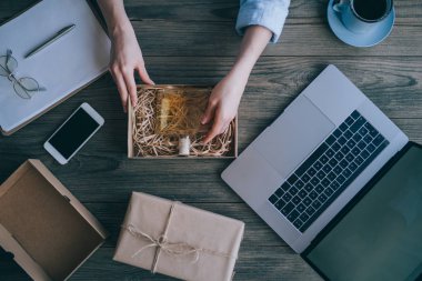 Genç kadın kutusu ile kendi iş başlatmak, ev ürün teslimi ve müşteri küçük işletme girişimci evde sırasını kontrol iş yazıhane, dizüstü bilgisayar, kahve, online pazarlama ile çalışma.