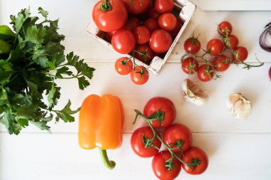 Beyaz tahta sebze. Biyo sağlıklı gıda, otlar ve baharatlar. Organik sebze. Ahşap kırsal masa ve malzemelerin üzerine açık renkli. Vejetaryen yiyecekler, kavram pişirme.