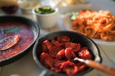 Yemek pişirmek için ürünler. Domates sosu, makarna, domates, sarımsak, zeytinyağı eski ahşap arka plan üzerinde. Tabak beyaz zemin üzerine, üstten görünüm yemek pişirmek için malzemelerle domates soslu makarna.