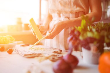 Tanınmayan aşçı, kesme domates ve diğer sebze bıçağı ile ev mutfakta çalışırken kapatın. Kadın yemek salata, Biyo gıda hazırlama. 