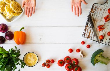 Dengeli beslenme, yemek, mutfak ve gıda kavramı. Sağlıklı gıda. Yakın taze sebze, makarna, peynir parmesan ve baharat rustik ahşap masa üzerinde. Rustik ctyle. Yukarıdan kopya alanı ile göster.