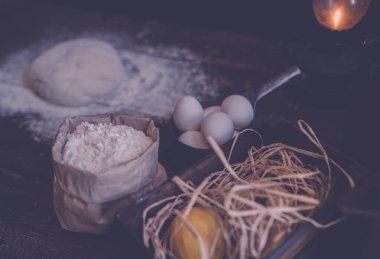 Yemek, yemek ve pişirme kavramı. Hamur için malzemeler. Yumurta, un, oklava ve yumurta kabuğu kahverengi masada. Hamur Hazırlık tarifi ekmek, pizza veya pasta. Pişirme ile çalışma. Yumuşak odak.