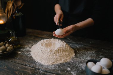Adımları ingridients ile yemek pasta yapma. Malzemeyi karıştırma: un, yumurta, yağ. Serisi bakın. Adım tarifi ile adım. Kurs veya mutfak karmaşa yemek. Eller bisküvi ve pasta için hamur yapmak.