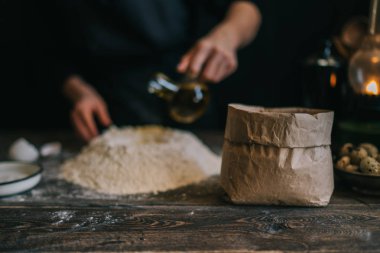 Adımları ingridients ile yemek pasta yapma. Malzemeyi karıştırma: un, yumurta, yağ. Serisi bakın. Adım tarifi ile adım. Kurs veya mutfak karmaşa yemek. Eller bisküvi ve pasta için hamur yapmak.