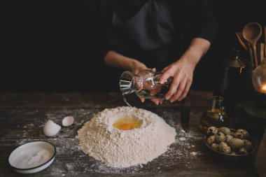 Adımları ingridients ile yemek pasta yapma. Malzemeyi karıştırma: un, yumurta, yağ. Serisi bakın. Adım tarifi ile adım. Kurs veya mutfak karmaşa yemek. Eller bisküvi ve pasta için hamur yapmak.
