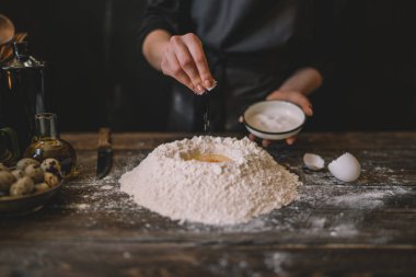 Adımları ingridients ile yemek pasta yapma. Malzemeyi karıştırma: un, yumurta, yağ. Serisi bakın. Adım tarifi ile adım. Kurs veya mutfak karmaşa yemek. Eller bisküvi ve pasta için hamur yapmak.