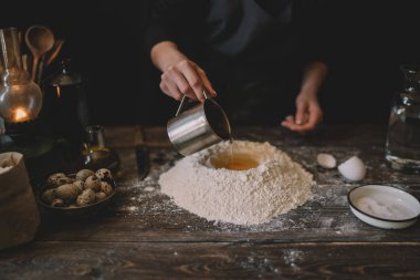 Hamur yoğurma baker görünümünü. Ev yapımı ekmek. Ahşap masa üzerinde ekmek hamur hazırlama eller. Geleneksel ev yapımı ekmek hazırlanıyor. Eller kadın yoğurma taze hamur ekmek yapmak için.
