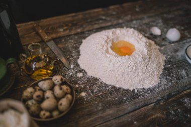 Yemek, yemek ve pişirme kavramı. Rustik mutfakta ekmek. Hamur tarifi Malzemeler yumurta, un, süt, yukarıdan karanlık vintage ahşap masa üzerine. Kırsal mutfak. Ev yapımı yiyecek.