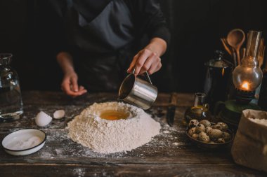 Adımları ingridients ile yemek pasta yapma. Malzemeyi karıştırma: un, yumurta, yağ. Serisi bakın. Adım tarifi ile adım. Kurs veya mutfak karmaşa yemek. Eller bisküvi ve pasta için hamur yapmak.