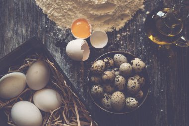 Yemek, yemek ve pişirme kavramı. Hamur için malzemeler. Yumurta, un, oklava ve yumurta kabuğu kahverengi masada. Hamur Hazırlık tarifi ekmek, pizza veya pasta. Pişirme ile çalışma. Yumuşak odak.