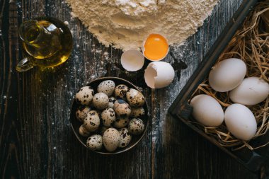 Yemek, yemek ve pişirme kavramı. Rustik mutfakta ekmek. Hamur tarifi Malzemeler yumurta, un, süt, yukarıdan karanlık vintage ahşap masa üzerine. Kırsal mutfak. Ev yapımı yiyecek.