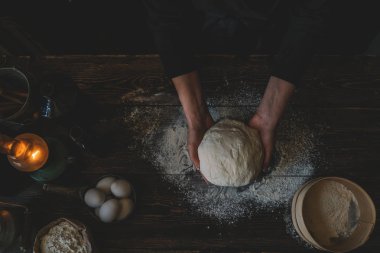 Hamur Hazırlık tarifi ekmek, pizza ve pasta ingridients yapma çalışma el, gıda düz mutfak masa arka plan üzerine koymak. Tereyağı, süt, Maya, un, yumurta, pasta veya pişirme.