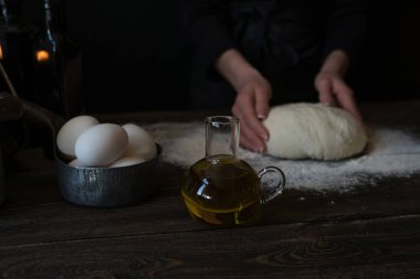Hamur Hazırlık tarifi ekmek, pizza ve pasta ingridients yapma çalışma el, gıda düz mutfak masa arka plan üzerine koymak. Tereyağı, süt, Maya, un, yumurta, pasta veya pişirme.