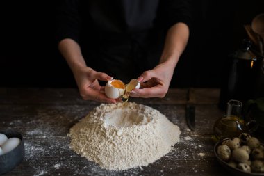 Adımları ingridients ile yemek pasta yapma. Malzemeyi karıştırma: un, yumurta, yağ. Serisi bakın. Adım tarifi ile adım. Kurs veya mutfak karmaşa yemek. Eller bisküvi ve pasta için hamur yapmak.