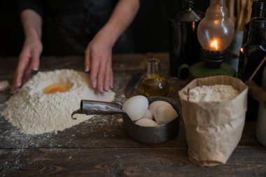 Adımları ingridients ile yemek pasta yapma. Malzemeyi karıştırma: un, yumurta, yağ. Serisi bakın. Adım tarifi ile adım. Kurs veya mutfak karmaşa yemek. Eller bisküvi ve pasta için hamur yapmak.